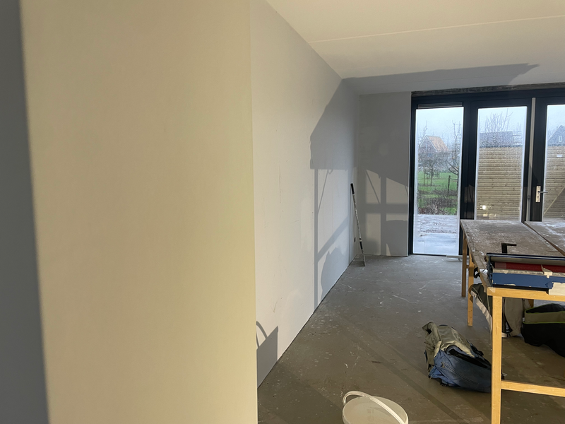Renovlies behang op een strak afgewerkte wand